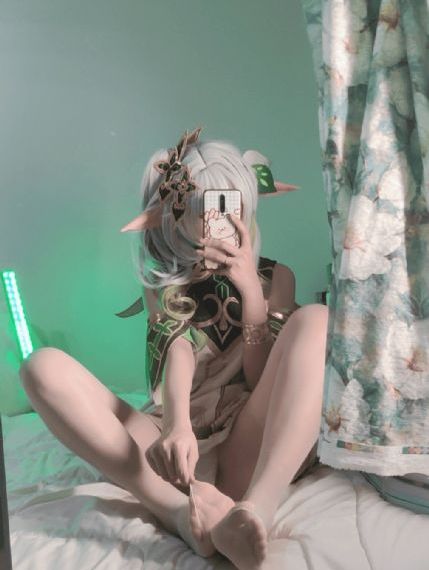 女性黑色蕾丝抹胸开叉短裙拔萝卜