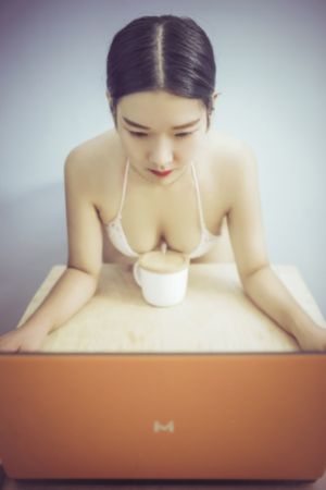 揉着我的奶从后面进去视频